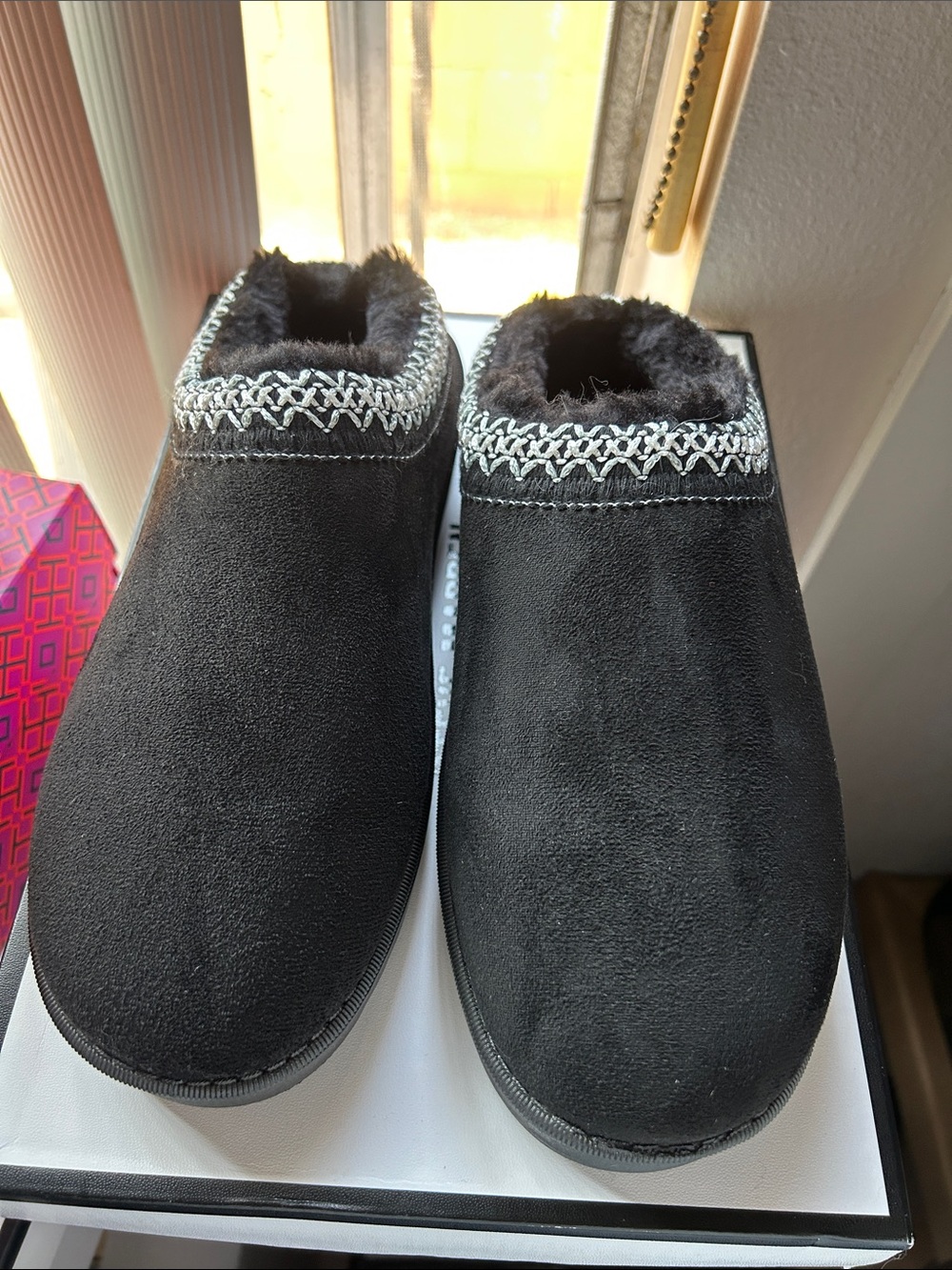 Cozy Black Sherpa-Lined Slip-On Women's Slippers size 8